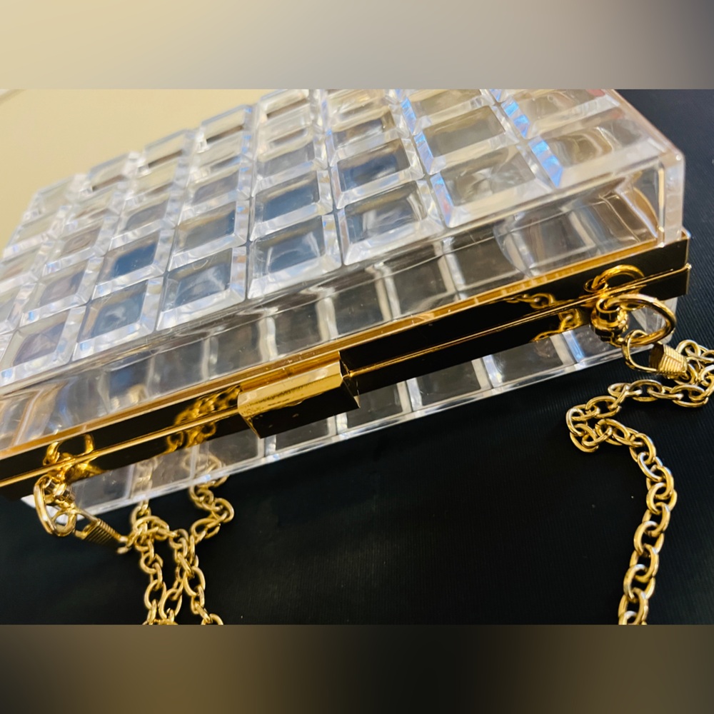🍸CLEAR ACRYLIC CLUTCH W/GOLD CHAIN🍸 - Picture 5 of 6